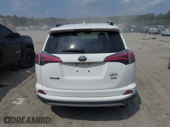 ✅ 2017 Toyota RAV4 XLE • VIN: JTMWFREV1HJ719183 • Lot: 43252399. Wystawiony na IAAI z przebiegiem 99 131 mil. Bezpłatny archiwum sprzedaży aukcyjnych z USA i szczegółowy raport historii pojazdu na DreamBid. Zdjęcie 16.