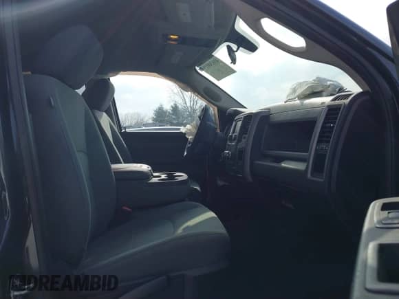 2018 Ram 1500 Tradesman z VIN 1C6RR6FG3JS325243, wystawiony jako IAAI lot #41630019 z przebiegiem 54 019 mil mil oraz . Historia ofert i sprzedaży dostępna na DreamBid. Obrazek 5.