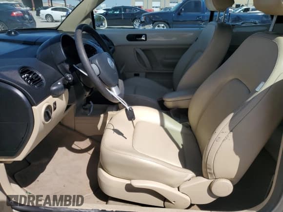 ✅ 2006 Volkswagen Beetle • VIN: 3VWRF31YX6M325219 • Lot: 73673044. Wystawiony na Copart z przebiegiem 37 750 mil. Bezpłatny archiwum sprzedaży aukcyjnych z USA i szczegółowy raport historii pojazdu na DreamBid. Zdjęcie 7.