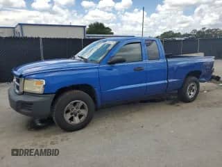 2008 Dodge Dakota SXT z VIN 1D7HE32K98S553868, wystawiony jako Copart lot #61447275 z przebiegiem 133 549 mil mil oraz Szkoda całkowita • Salvage title. Historia ofert i sprzedaży dostępna na DreamBid. Obrazek 1.