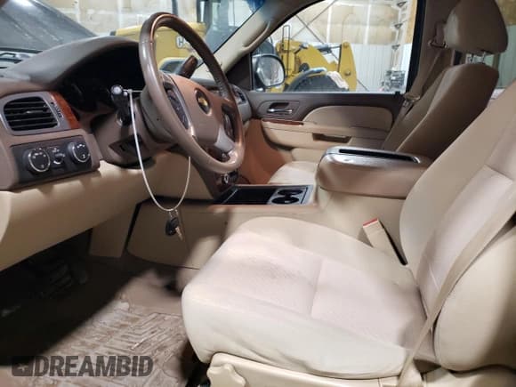 ✅ 2011 Chevrolet Suburban LS • VIN: 1GNSKHE33BR296058 • Lot: 42045125. Listed on Copart with 218,708 mi. Free auction sales archive from the USA and detailed vehicle history report at DreamBid. Image 7.