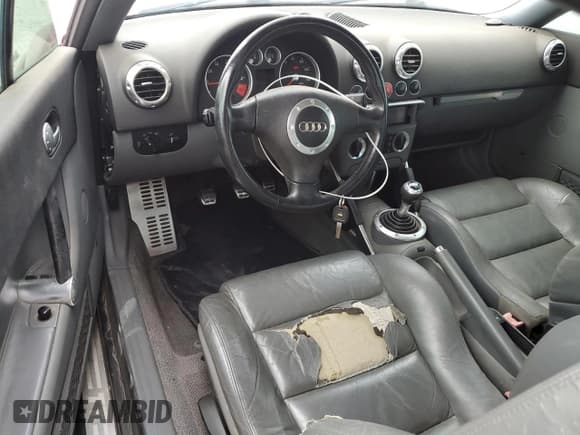 ✅ 2001 Audi TT • VIN: TRUWX28NX11044137 • Lot: 70137525. Wystawiony na Copart z przebiegiem 150 386 mil. Bezpłatny archiwum sprzedaży aukcyjnych z USA i szczegółowy raport historii pojazdu na DreamBid. Zdjęcie 8.