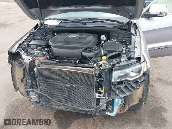 2018 Jeep Grand Cherokee Sterling z VIN 1C4RJFBG3JC138410, wystawiony jako IAAI lot #43242404 z przebiegiem 119 655 mil mil oraz . Historia ofert i sprzedaży dostępna na DreamBid. Obrazek 10.