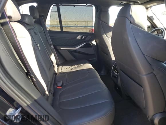 ✅ 2022 BMW X5 M • VIN: 5YMJU0C06N9M19369 • Lot: 83088734. Wystawiony na Copart z przebiegiem 35 382 mil. Bezpłatny archiwum sprzedaży aukcyjnych z USA i szczegółowy raport historii pojazdu na DreamBid. Zdjęcie 11.