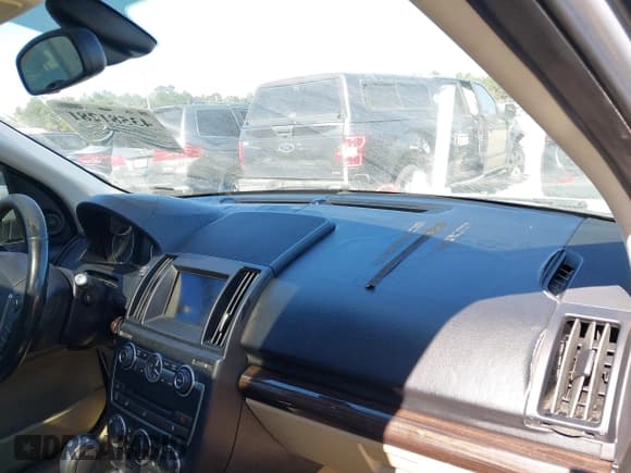 ✅ 2014 Land Rover LR2 • VIN: SALFR2BGXEH383596 • Lot: 43581281. Wystawiony na IAAI z przebiegiem 102 000 mil. Bezpłatny archiwum sprzedaży aukcyjnych z USA i szczegółowy raport historii pojazdu na DreamBid. Zdjęcie 5.