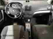 2009 Chevrolet Aveo 1LT z VIN KL1TD66E29B382239, wystawiony jako Copart lot #84916034 z przebiegiem 90 803 mil mil oraz Szkoda całkowita • Salvage title. Historia ofert i sprzedaży dostępna na DreamBid. Obrazek 8.