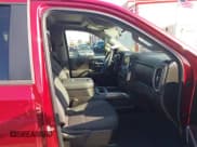 ✅ 2022 Chevrolet Silverado 1500 LT Trail Boss • VIN: 1GCPYFED4NZ220508 • Lot: 43251567. Wystawiony na IAAI z przebiegiem 28 264 mil. Bezpłatny archiwum sprzedaży aukcyjnych z USA i szczegółowy raport historii pojazdu na DreamBid. Zdjęcie 5.