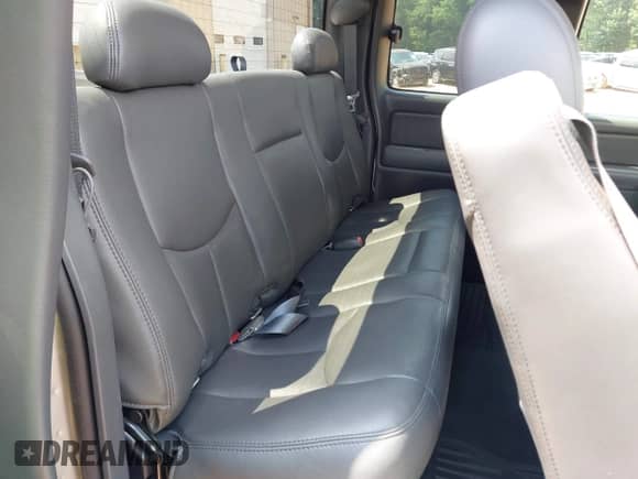 ✅ 2005 Chevrolet Silverado 1500 LS • VIN: 2GCEC19T451100100 • Lot: 42741900. Wystawiony na IAAI z przebiegiem 133 300 mil mil. Skorzystaj z bezpłatnego archiwum sprzedaży aukcyjnych z USA i zobacz szczegółowy raport historii pojazdu na DreamBid. Zdjęcie 8.