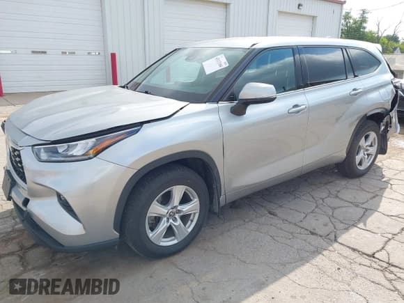 ✅ 2020 Toyota Highlander LE • VIN: 5TDBZRBH8LS511947 • Lot: 43113104. Listed on IAAI with 64,294 mi. Free auction sales archive from the USA and detailed vehicle history report at DreamBid. Image 2.