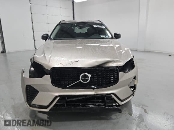 ✅ 2025 Volvo XC60 Plus • VIN: YV4M12RC6S1092944 • Lot: 85170435. Wystawiony na Copart z przebiegiem 16 490 mil. Bezpłatny archiwum sprzedaży aukcyjnych z USA i szczegółowy raport historii pojazdu na DreamBid. Zdjęcie 5.