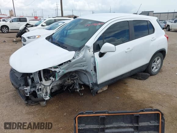 ✅ 2020 Chevrolet Trax LS • VIN: KL7CJKSB4LB042102 • Lot: 43098352. Wystawiony na IAAI z przebiegiem 42 059 mil. Bezpłatny archiwum sprzedaży aukcyjnych z USA i szczegółowy raport historii pojazdu na DreamBid. Zdjęcie 2.