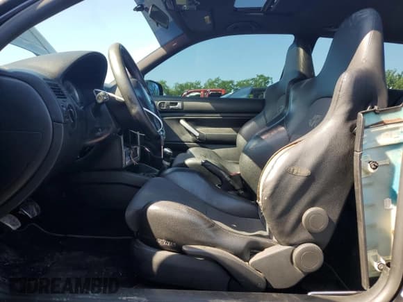 ✅ 2004 Volkswagen R32 • VIN: WVWKG61J74D132072 • Lot: 61057375. Wystawiony na Copart z przebiegiem 213 267 mil. Bezpłatny archiwum sprzedaży aukcyjnych z USA i szczegółowy raport historii pojazdu na DreamBid. Zdjęcie 7.