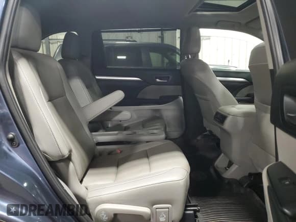 ✅ 2019 Toyota Highlander SE • VIN: 5TDJZRFH0KS957269 • Лот: 51308625. Опубликован ранее на Copart с пробегом 100 444 миль. Бесплатный доступ к архиву аукционных продаж из США и подробный отчёт об истории автомобиля на DreamBid. Изображение 11.