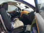 2014 Chevrolet Traverse LT z VIN 1GNKRGKD6EJ290499, wystawiony jako IAAI lot #42604884 z przebiegiem 169 701 mil mil oraz . Historia ofert i sprzedaży dostępna na DreamBid. Obrazek 5.