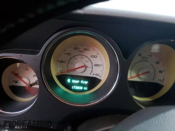 2011 Dodge Challenger z VIN 2B3CJ4DG0BH601949, wystawiony jako Copart lot #70863954 z przebiegiem 172 808 mil mil oraz Czysty tytuł • Clean title. Historia ofert i sprzedaży dostępna na DreamBid. Obrazek 9.