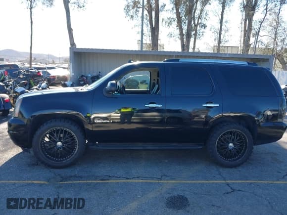 ✅ 2010 GMC Yukon • VIN: 1GKMCAE32AR174221 • Lot: 41279755. Listed on IAAI with 207,755 mi. Free auction sales archive from the USA and detailed vehicle history report at DreamBid. Image 14.
