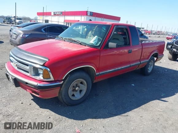 ✅ 1996 Chevrolet S-10 LS • VIN: 1GCCS19X1T8217446 • Лот: 41747890. Опубликован ранее на IAAI с пробегом 170 763 миль. Бесплатный доступ к архиву аукционных продаж из США и подробный отчёт об истории автомобиля на DreamBid. Изображение 2.