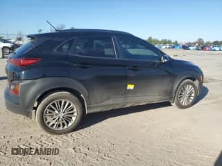 ✅ 2018 Hyundai Kona SEL • VIN: KM8K22AA9JU144996 • Лот: 77537824. Опубликован ранее на Copart с пробегом 64 532 миль. Бесплатный доступ к архиву аукционных продаж из США и подробный отчёт об истории автомобиля на DreamBid. Изображение 3.