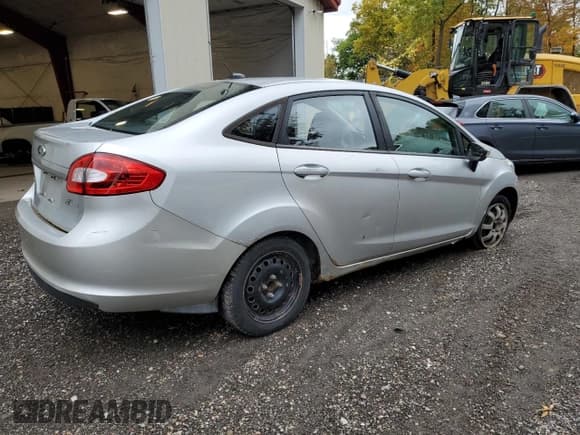 ✅ 2013 Ford Fiesta SE • VIN: 3FADP4BJ0DM170717 • Lot: 82166965. Wystawiony na Copart z przebiegiem 108 340 mil. Bezpłatny archiwum sprzedaży aukcyjnych z USA i szczegółowy raport historii pojazdu na DreamBid. Zdjęcie 3.