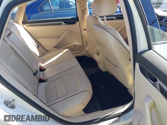 ✅ 2018 Volkswagen Passat S • VIN: 1VWAA7A33JC021179 • Lot: 42557587. Wystawiony na IAAI z przebiegiem 117 662 mil. Bezpłatny archiwum sprzedaży aukcyjnych z USA i szczegółowy raport historii pojazdu na DreamBid. Zdjęcie 8.