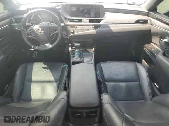 ✅ 2020 Lexus ES 300h • VIN: 58AC21B10LU006157 • Lot: 64629675. Wystawiony na Copart z przebiegiem 131 141 mil. Bezpłatny archiwum sprzedaży aukcyjnych z USA i szczegółowy raport historii pojazdu na DreamBid. Zdjęcie 8.