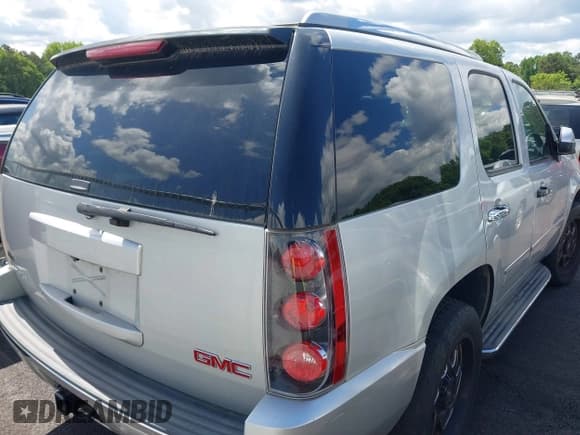 ✅ 2010 GMC Yukon Denali • VIN: 1GKUCEEF2AR232569 • Lot: 41940307. Listed on IAAI with 176,572 mi. Free auction sales archive from the USA and detailed vehicle history report at DreamBid. Image 4.