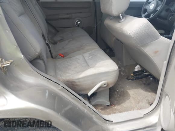 ✅ 2006 Jeep Commander • VIN: 1J8HG48K86C191324 • Lot: 42121472. Wystawiony na IAAI z przebiegiem 220 098 mil. Bezpłatny archiwum sprzedaży aukcyjnych z USA i szczegółowy raport historii pojazdu na DreamBid. Zdjęcie 8.