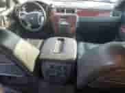 2013 Chevrolet Tahoe LTZ z VIN 1GNSKCE05DR284635, wystawiony jako Copart lot #64638575 z przebiegiem 162 319 mil mil oraz Czysty tytuł • Clean title. Historia ofert i sprzedaży dostępna na DreamBid. Obrazek 8.