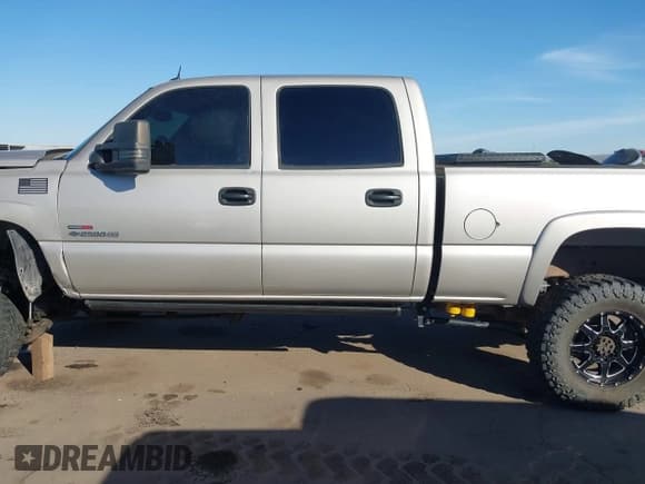 ✅ 2005 Chevrolet Silverado 2500HD Work Truck • VIN: 1GCHK23235F814332 • Lot: 43574421. Wystawiony na IAAI z przebiegiem 196 560 mil. Bezpłatny archiwum sprzedaży aukcyjnych z USA i szczegółowy raport historii pojazdu na DreamBid. Zdjęcie 15.