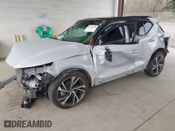 ✅ 2022 Volvo XC40 R-Design • VIN: YV4162UM4N2722947 • Lot: 41906690. Listed on IAAI with 43,077 mi. Free auction sales archive from the USA and detailed vehicle history report at DreamBid. Image 2.