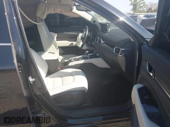 ✅ 2022 Mazda CX-5 S Premium • VIN: JM3KFBDM0N0525462 • Lot: 43366203. Wystawiony na IAAI z przebiegiem Nie podano. Bezpłatny archiwum sprzedaży aukcyjnych z USA i szczegółowy raport historii pojazdu na DreamBid. Zdjęcie 5.