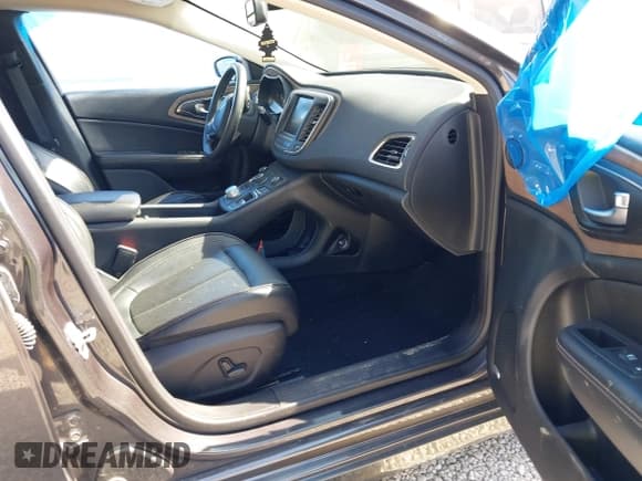 ✅ 2015 Chrysler 200 C • VIN: 1C3CCCEG4FN736631 • Lot: 43354772. Wystawiony na IAAI z przebiegiem 132 472 mil. Bezpłatny archiwum sprzedaży aukcyjnych z USA i szczegółowy raport historii pojazdu na DreamBid. Zdjęcie 5.