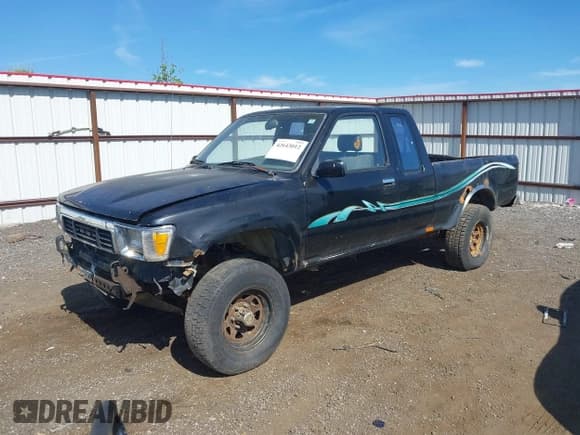 ✅ 1989 Toyota Pickup DLX • VIN: JT4VN13D2K0009698 • Lot: 42643012. Wystawiony na IAAI z przebiegiem 293 029 mil. Bezpłatny archiwum sprzedaży aukcyjnych z USA i szczegółowy raport historii pojazdu na DreamBid. Zdjęcie 2.