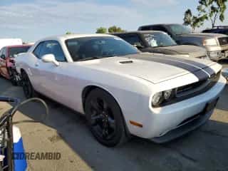 2013 Dodge Challenger SXT z VIN 2C3CDYAGXDH675954, wystawiony jako Copart lot #63340634 z przebiegiem 69 699 mil mil oraz Szkoda całkowita • Salvage title. Historia ofert i sprzedaży dostępna na DreamBid. Obrazek 4.