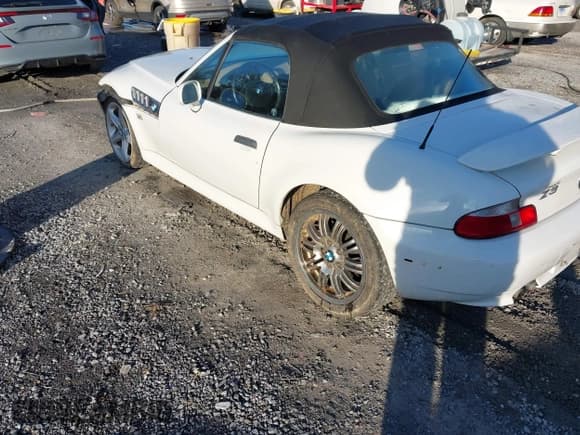 ✅ 2000 BMW Z3 2.5 • VIN: WBACH9340YLF88971 • Lot: 43710004. Listed on IAAI with 137,643 mi. Free auction sales archive from the USA and detailed vehicle history report at DreamBid. Image 3.