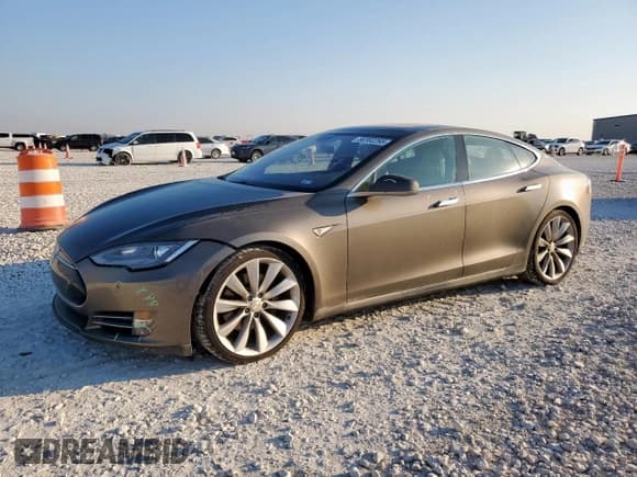 ✅ 2015 Tesla Model S 85D • VIN: 5YJSA1E28FF107829 • Лот: 80302295. Опубликован ранее на Copart с пробегом 136 916 миль. Бесплатный доступ к архиву аукционных продаж из США и подробный отчёт об истории автомобиля на DreamBid. Изображение 1.