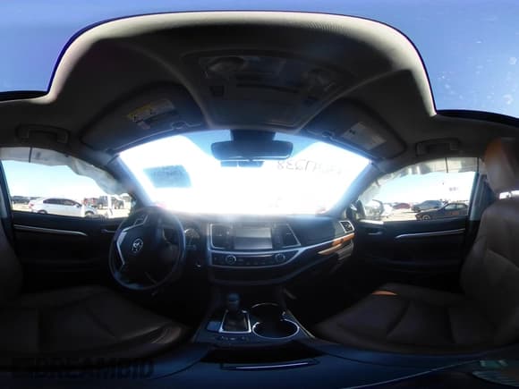 ✅ 2017 Toyota Highlander Limited Platinum • VIN: 5TDYZRFH5HS232791 • Lot: 43647238. Wystawiony na IAAI z przebiegiem 60 750 mil. Bezpłatny archiwum sprzedaży aukcyjnych z USA i szczegółowy raport historii pojazdu na DreamBid. Zdjęcie 18.