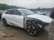 ✅ 2022 Audi e-tron Premium • VIN: WA1AAAGE2NB014917 • Lot: 50104223. Wystawiony na Copart z przebiegiem 25 123 mil. Bezpłatny archiwum sprzedaży aukcyjnych z USA i szczegółowy raport historii pojazdu na DreamBid. Zdjęcie 4.