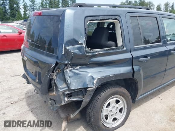 ✅ 2008 Jeep Patriot Sport • VIN: 1J8FF28W98D736350 • Lot: 42521726. Listed on IAAI with 213,473 mi. Free auction sales archive from the USA and detailed vehicle history report at DreamBid. Image 6.