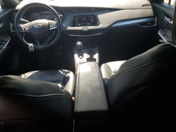 ✅ 2023 Cadillac XT4 FWD Premium Luxury • VIN: 1GYFZCR42PF170188 • Lot: 48849355. Wystawiony na Copart z przebiegiem 48 810 mil. Bezpłatny archiwum sprzedaży aukcyjnych z USA i szczegółowy raport historii pojazdu na DreamBid. Zdjęcie 8.