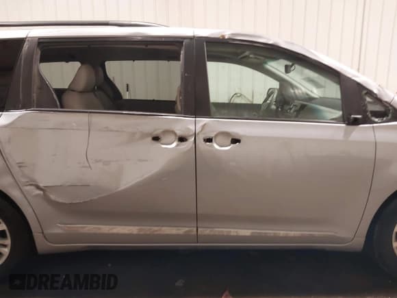 ✅ 2011 Toyota Sienna XLE • VIN: 5TDYK3DC4BS051424 • Lot: 43209542. Listed on IAAI with 188,831 mi. Free auction sales archive from the USA and detailed vehicle history report at DreamBid. Image 13.