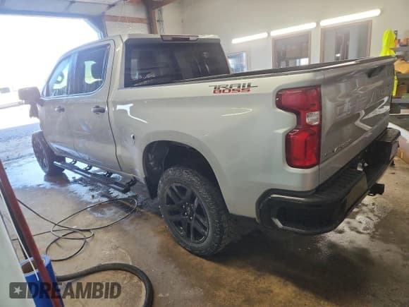 ✅ 2021 Chevrolet Silverado 1500 Custom Trail Boss • VIN: 1GCPYCEF4MZ244709 • Lot: 87100405. Wystawiony na Copart z przebiegiem 57 258 mil. Bezpłatny archiwum sprzedaży aukcyjnych z USA i szczegółowy raport historii pojazdu na DreamBid. Zdjęcie 2.