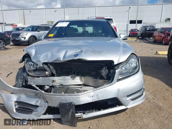 ✅ 2012 Mercedes-Benz C 250 Sport • VIN: WDDGF4HB4CR238949 • Lot: 43285302. Wystawiony na IAAI z przebiegiem 59 176 mil. Bezpłatny archiwum sprzedaży aukcyjnych z USA i szczegółowy raport historii pojazdu na DreamBid. Zdjęcie 6.