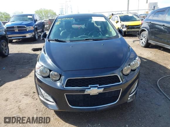 2015 Chevrolet Sonic RS z VIN 1G1JG5SB9F4119459, wystawiony jako IAAI lot #42144104 z przebiegiem 84 013 mil mil oraz . Historia ofert i sprzedaży dostępna na DreamBid. Obrazek 13.