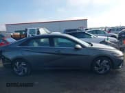 ✅ 2025 Hyundai Elantra SEL Convenience • VIN: KMHLS4DG0SU043993 • Лот: 43657828. Опубликован ранее на IAAI с пробегом 8 418 миль. Бесплатный доступ к архиву аукционных продаж из США и подробный отчёт об истории автомобиля на DreamBid. Изображение 14.