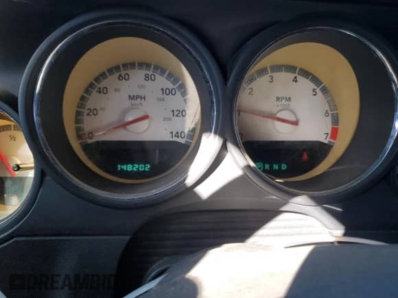 2010 Dodge Challenger SE z VIN 2B3CJ4DV1AH296636, wystawiony jako Copart lot #85839365 z przebiegiem 148 202 mil mil oraz Czysty tytuł • Clean title. Historia ofert i sprzedaży dostępna na DreamBid. Obrazek 9.