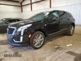 ✅ 2023 Cadillac XT5 AWD Sport • VIN: 1GYKNGRS7PZ180875 • Lot: 49100675. Wystawiony na Copart z przebiegiem 14 947 mil. Bezpłatny archiwum sprzedaży aukcyjnych z USA i szczegółowy raport historii pojazdu na DreamBid. Zdjęcie 1.