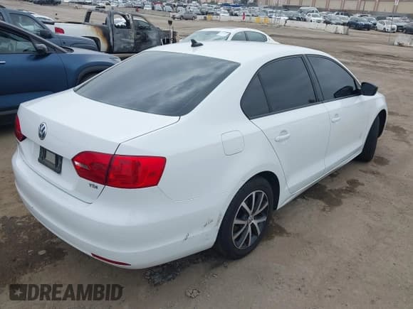 ✅ 2014 Volkswagen Jetta TDI w/Premium/Nav • VIN: 3VWLL7AJ4EM301098 • Lot: 42444151. Listed on IAAI with 180,750 mi. Free auction sales archive from the USA and detailed vehicle history report at DreamBid. Image 4.