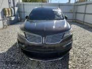 ✅ 2017 Lincoln MKC Premiere • VIN: 5LMCJ1C93HUL31758 • Lot: 86606605. Wystawiony na Copart z przebiegiem 119 432 mil. Bezpłatny archiwum sprzedaży aukcyjnych z USA i szczegółowy raport historii pojazdu na DreamBid. Zdjęcie 5.