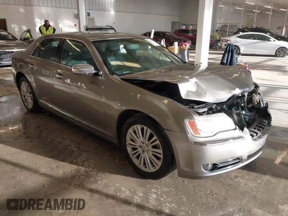 ✅ 2014 Chrysler 300 C • VIN: 2C3CCAKG6EH273214 • Lot: 41656641. Wystawiony na IAAI z przebiegiem 211 121 mil. Bezpłatny archiwum sprzedaży aukcyjnych z USA i szczegółowy raport historii pojazdu na DreamBid. Zdjęcie 1.